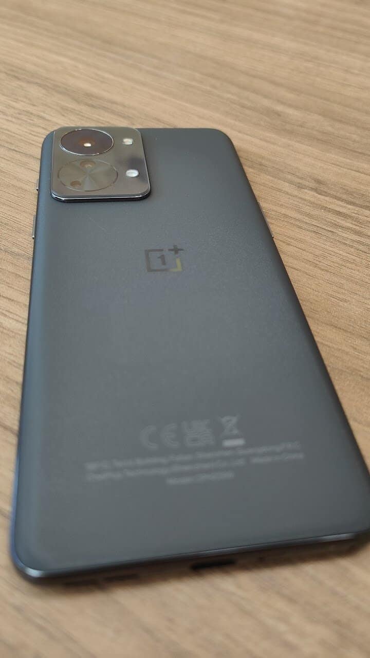 OnePlus Nord 2T 5G : Le revêtement zéro traces de doigts me plait bien