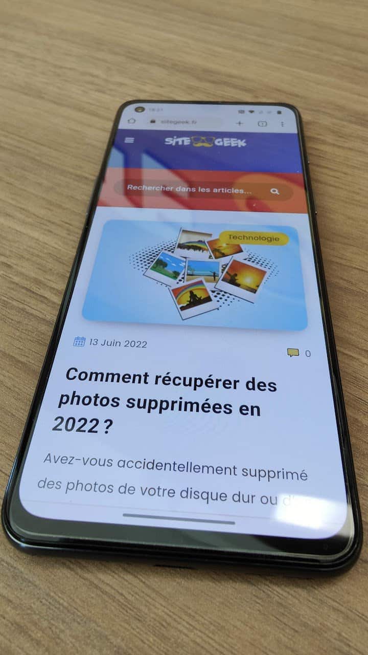 OnePlus Nord 2T 5G : Les couleurs à l'écran rendent vraiment bien