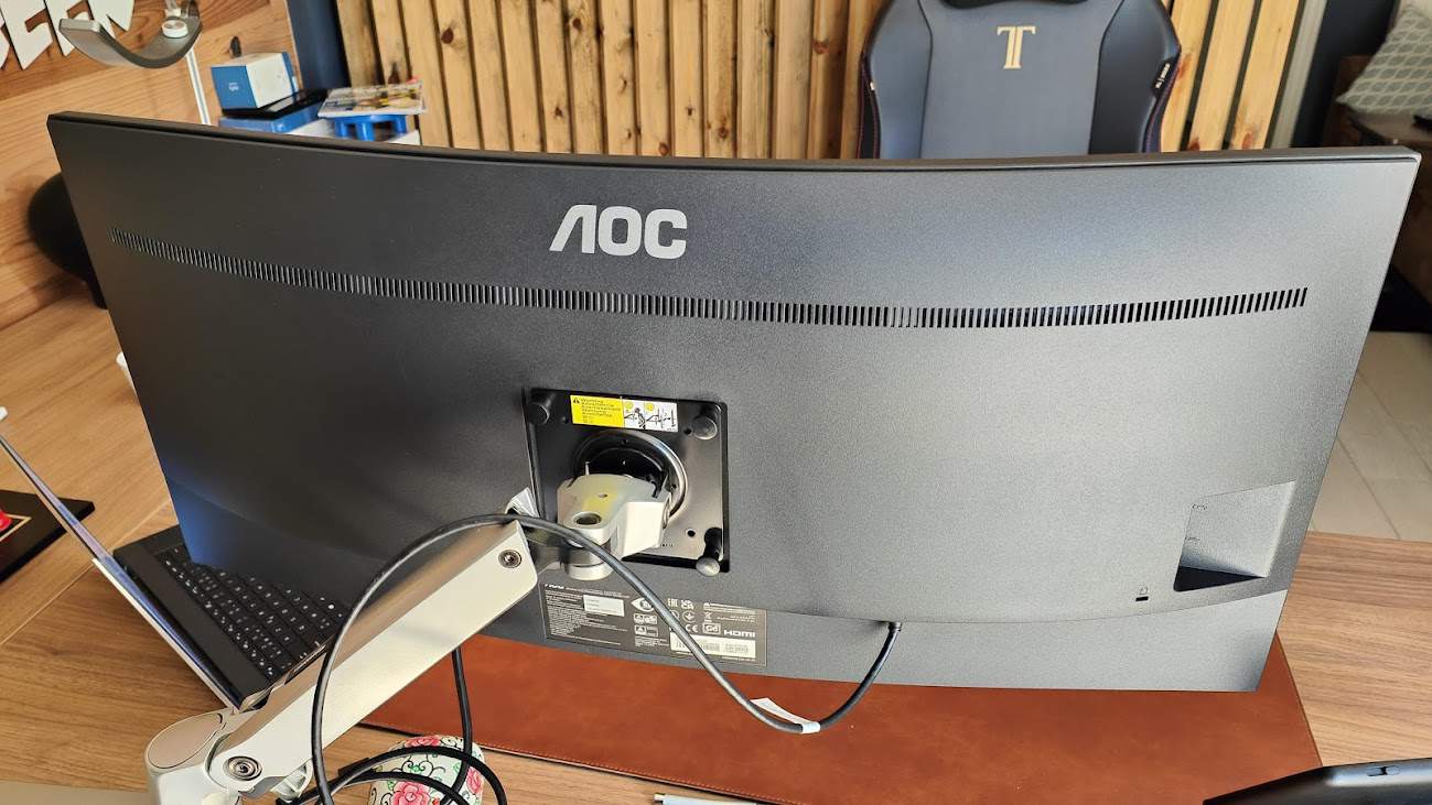 Sobre, l'écran intègre une station USB-C pour connecter votre pc portable ou votre macbook