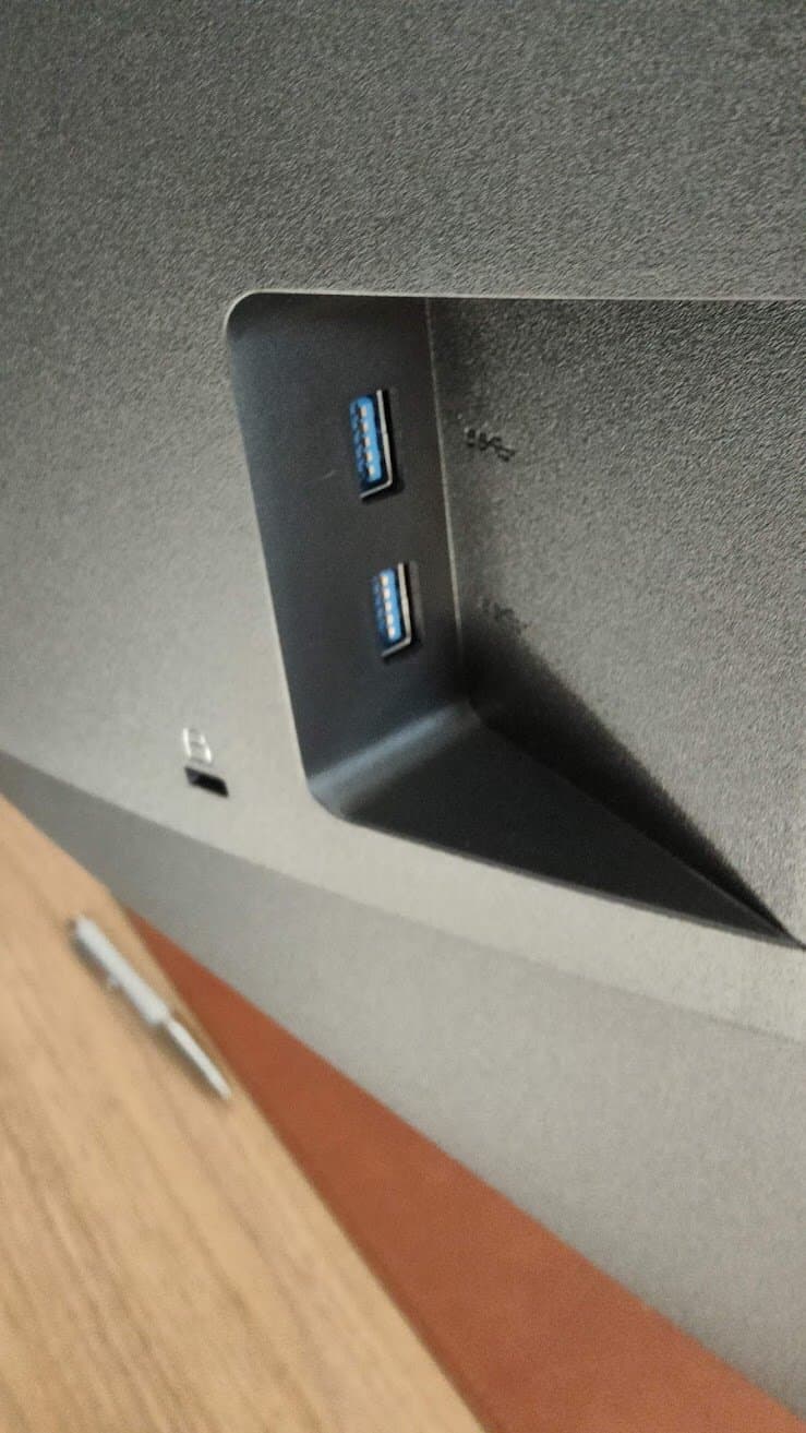 Des ports USB 3 sur le coté sont présents, j'aurais apprécié des USB Type PC également.