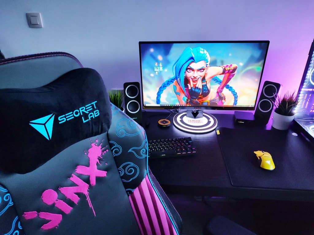 L'AOC Agon Pro AG275QXL à côté d'une chaise SecretLab