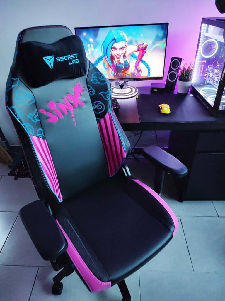 La SecretLab TITAN Evo série 2022 Jinx devant un PC gaming