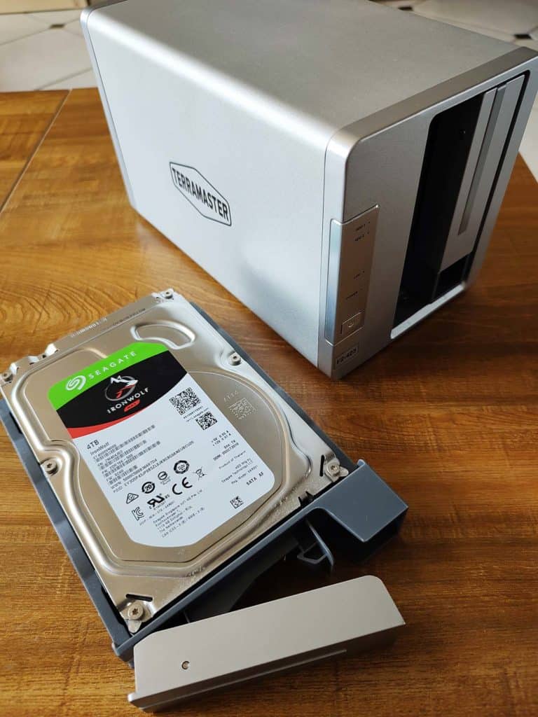le TerraMaster F2-423 et un disque dur