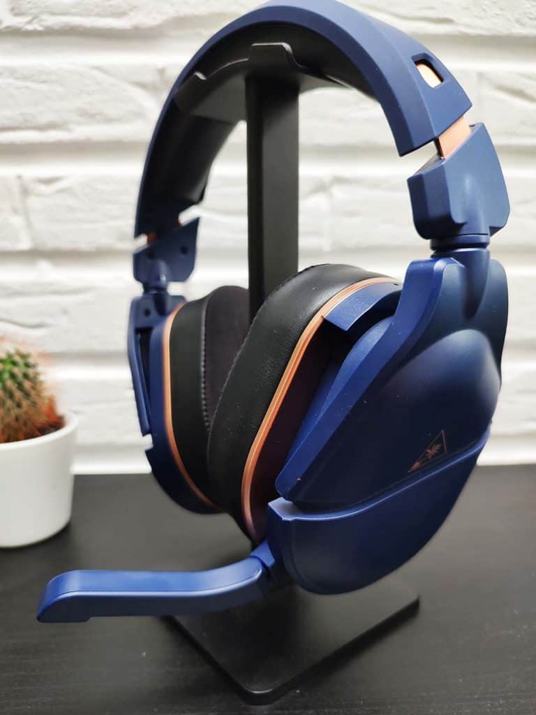 Le Turtle Beach Stealth 700 Gen 2 Max posé sur un socle