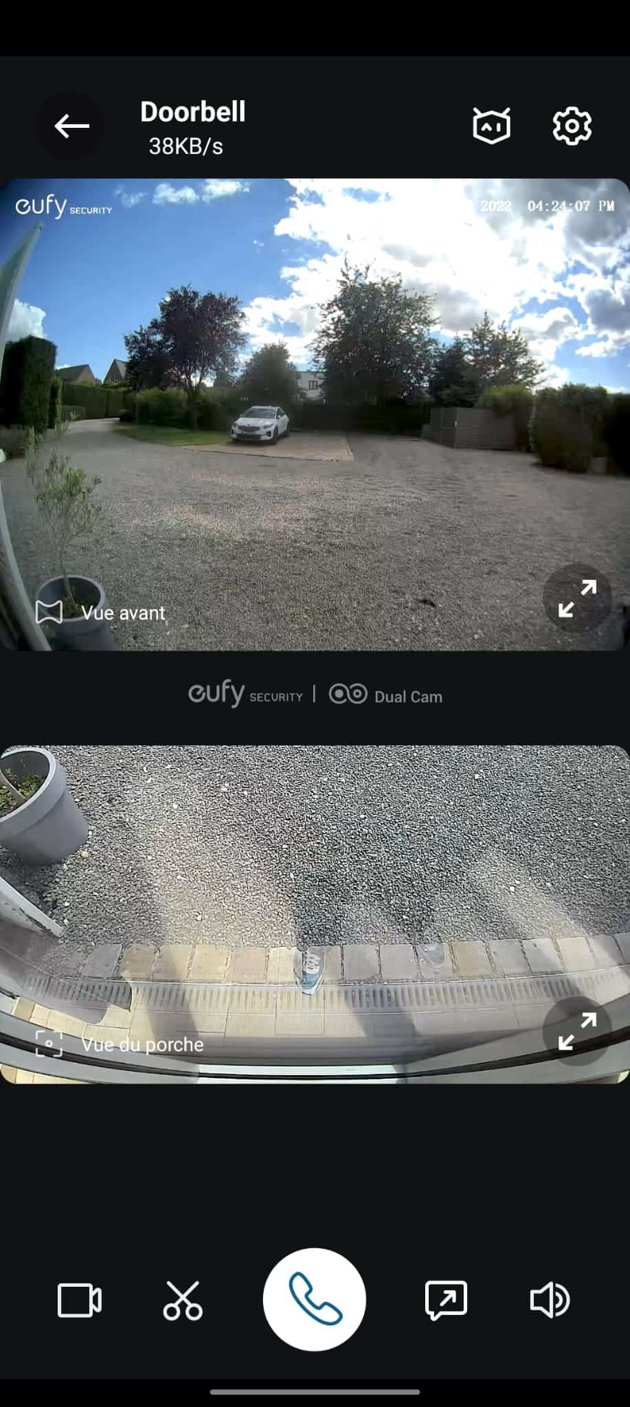 La double caméra permet de filmer les visages, mais aussi les colis au sol : c'est génial