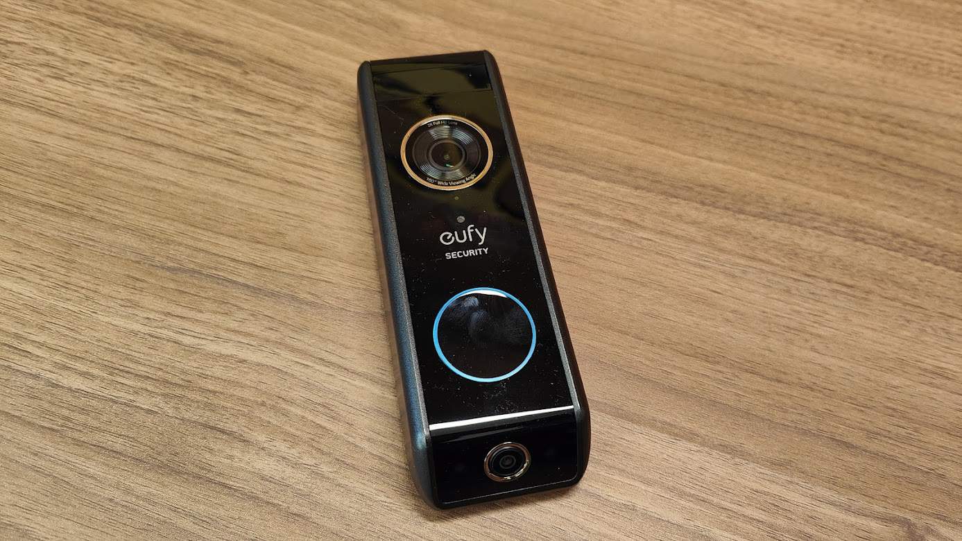 test sonette Eufy , il y a un support livré pour fixer la sonnette au mur , elle fonctionne sur batterie ou via le câble 24V de votre ancienne sonnette