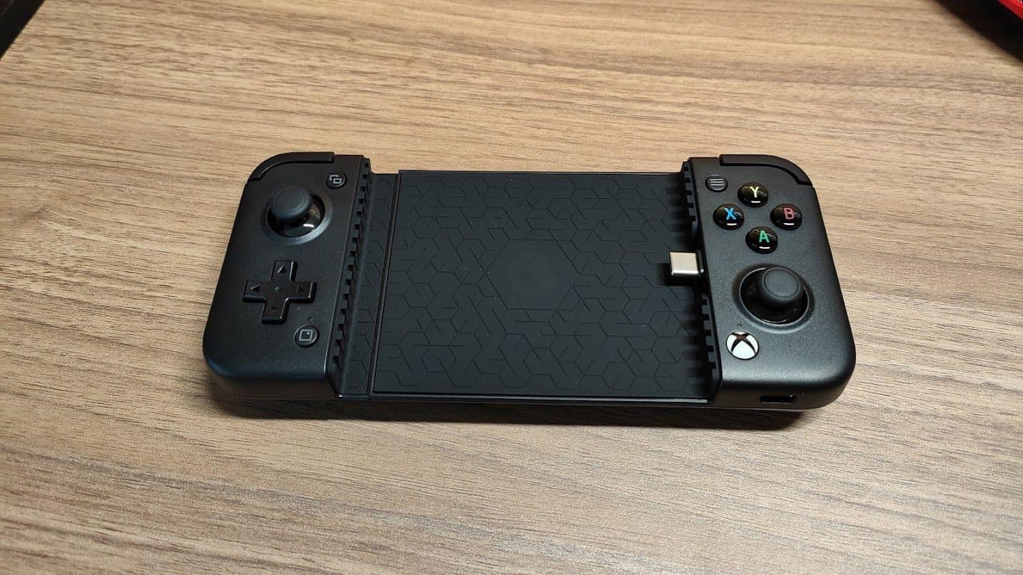 Gamesir X2 Pro - Sobre et très efficace le système pour placer le smartphone