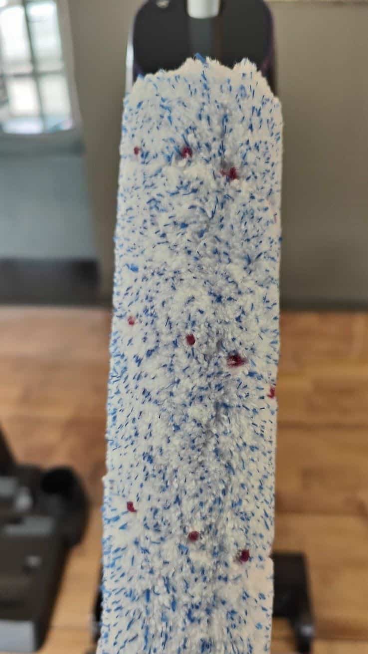 ILIFE F100 - le rouleau intègre quelques points rigides en rouge ce qui s'avère pratique pour déloger les saletés