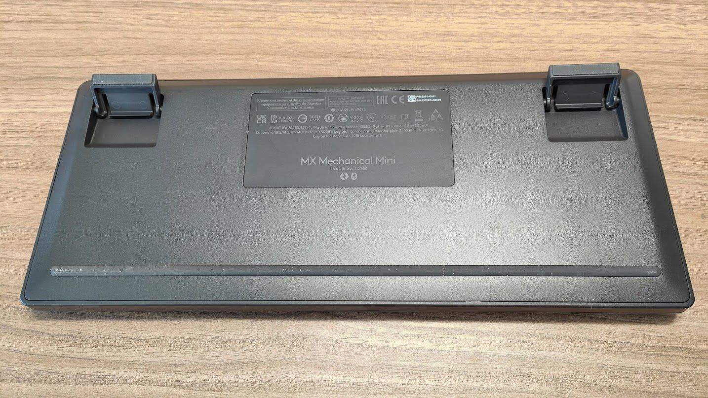Logitech MX Mechanical Mini - l'arrière est sobre et j'utilise les pieds pour relever l'ensemble