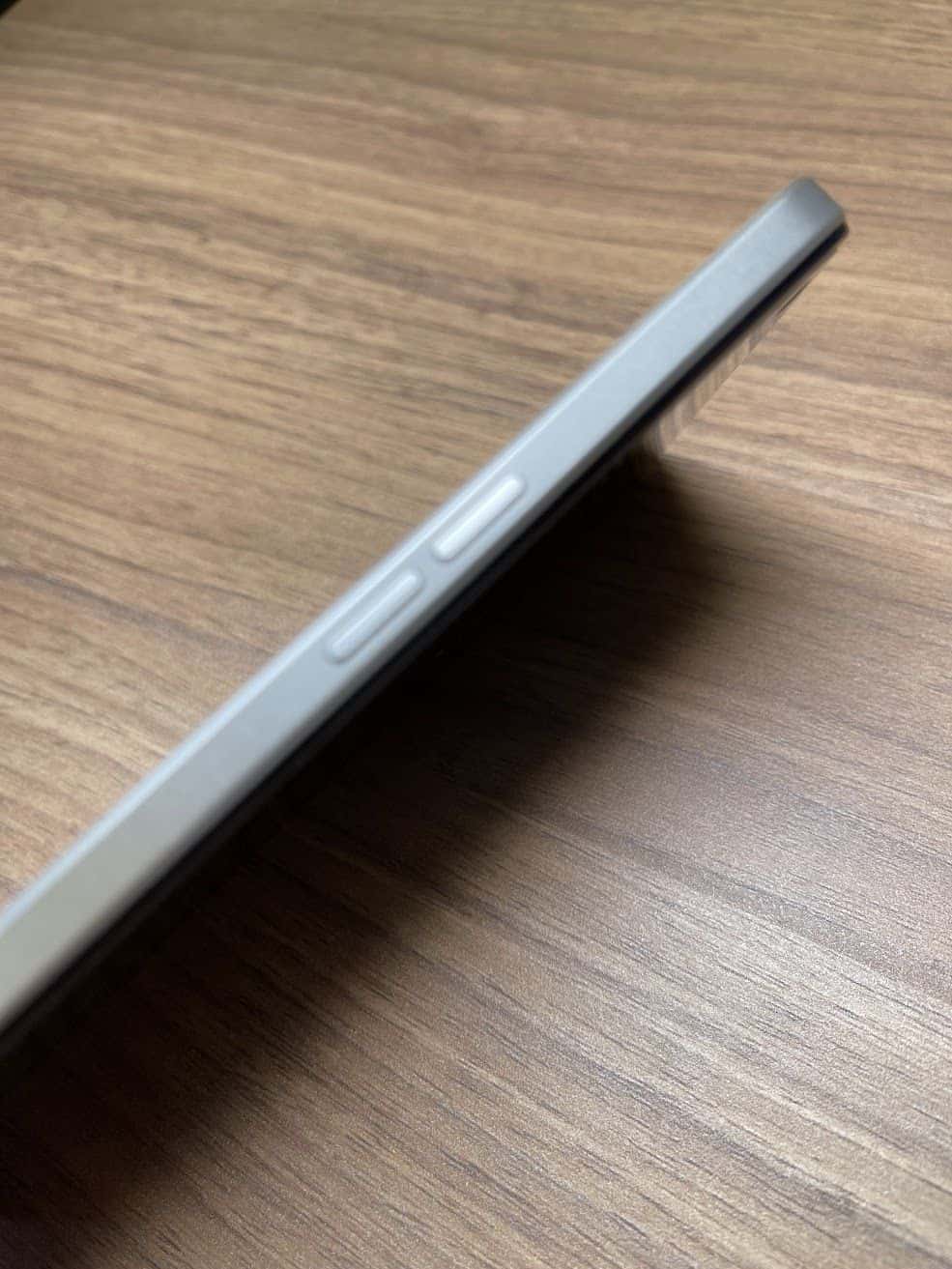 Oppo Reno 8 - des bords plats c'est la nouvelle tendance