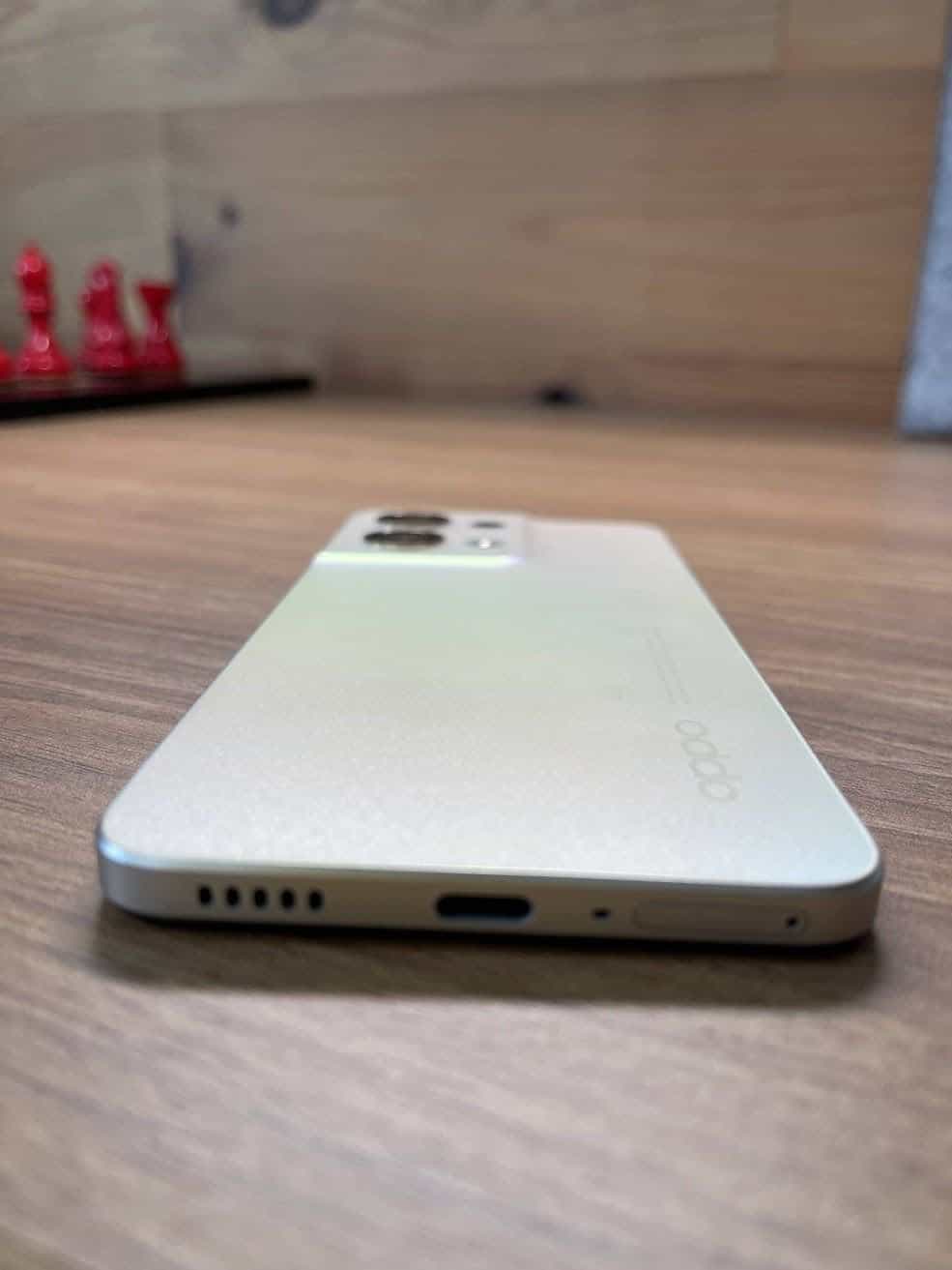 Oppo Reno 8 - la face arrière ici de la version dorée