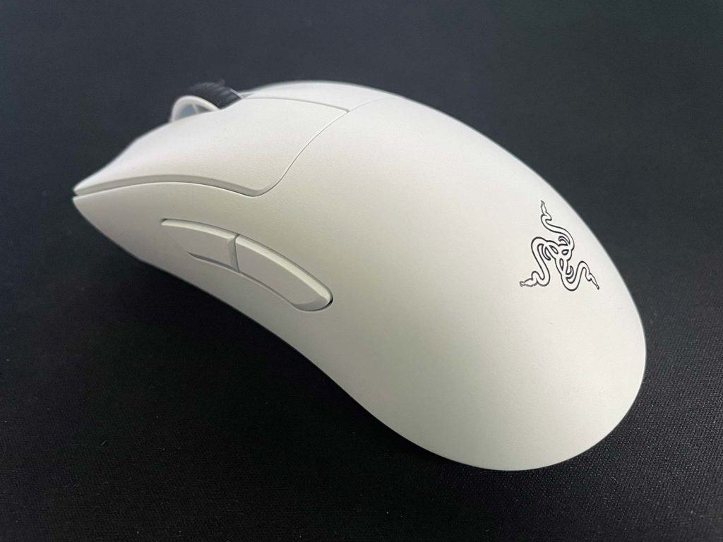 La Razer DeathAdder V3 Pro posée sur un tapis de souris