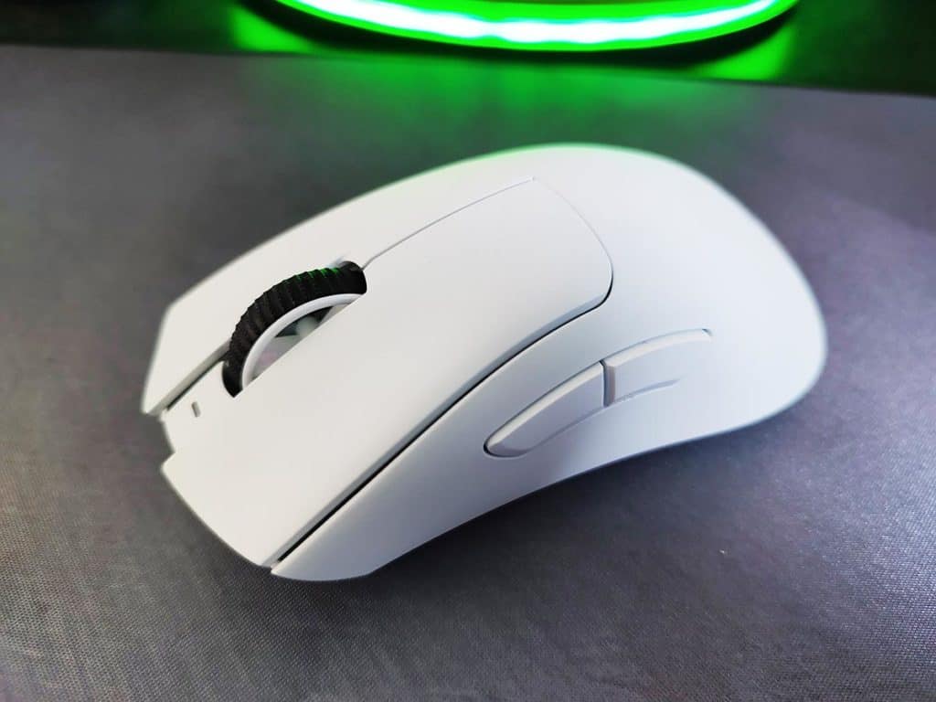 Gros plan sur la Razer DeathAdder V3 Pro