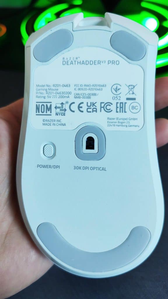 Le ventre de la Razer DeathAdder V3 Pro