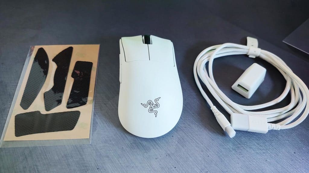 La Razer DeathAdder V3 Pro et ses accessoires