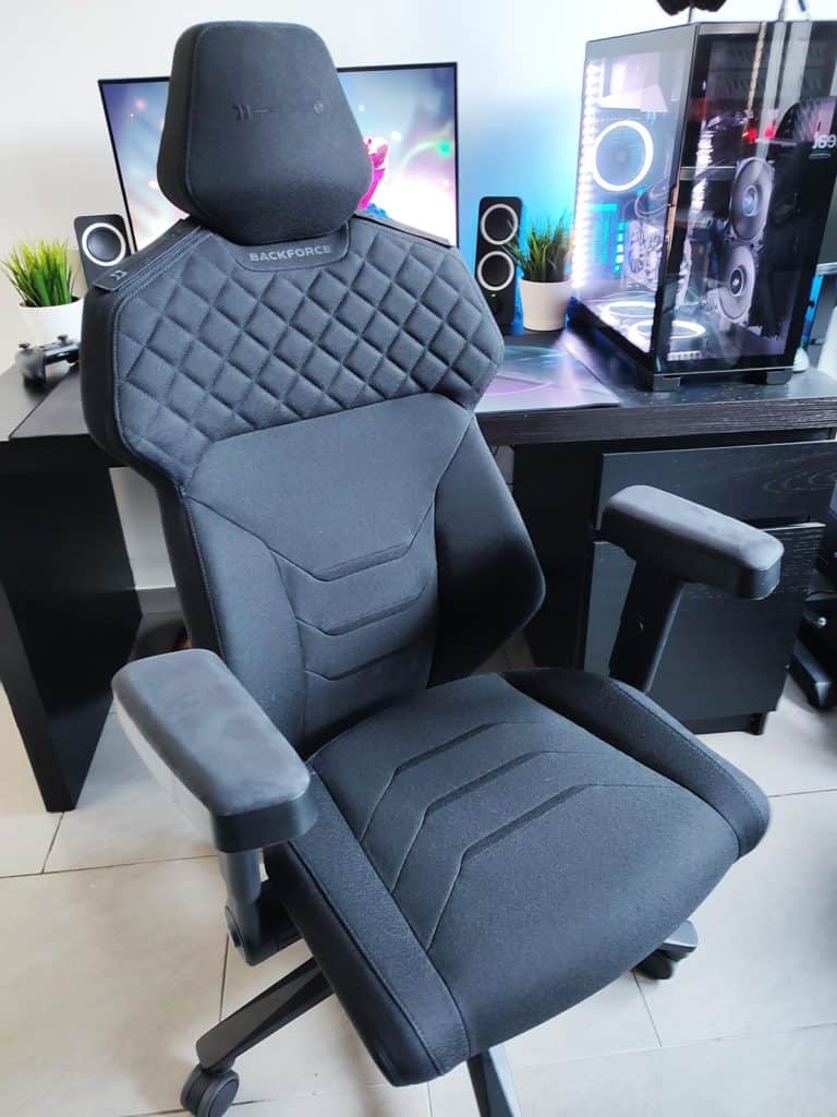 Le Backforce One Plus devant un ordinateur