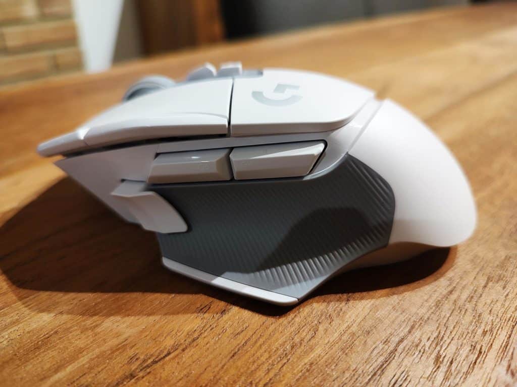 La Logitech G502 X posée sur une table