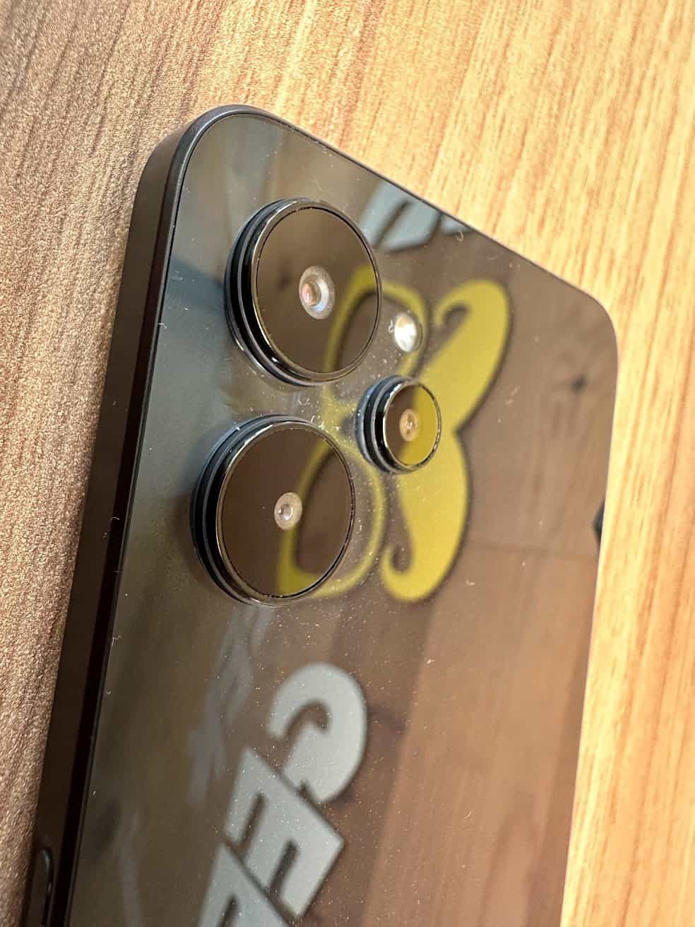 Realme i9 5G - un design minimaliste inspiré des CD Vintage?