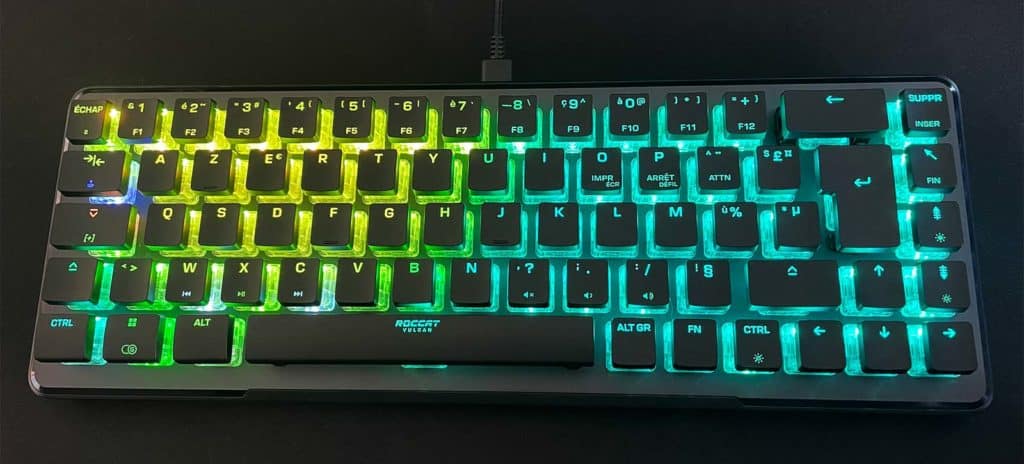 Le Roccat Vulcan II Mini posé sur un tapis