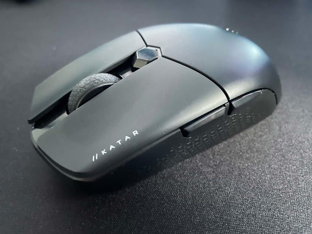 La Corsair Katar Elite Wireless posé sur un tapis