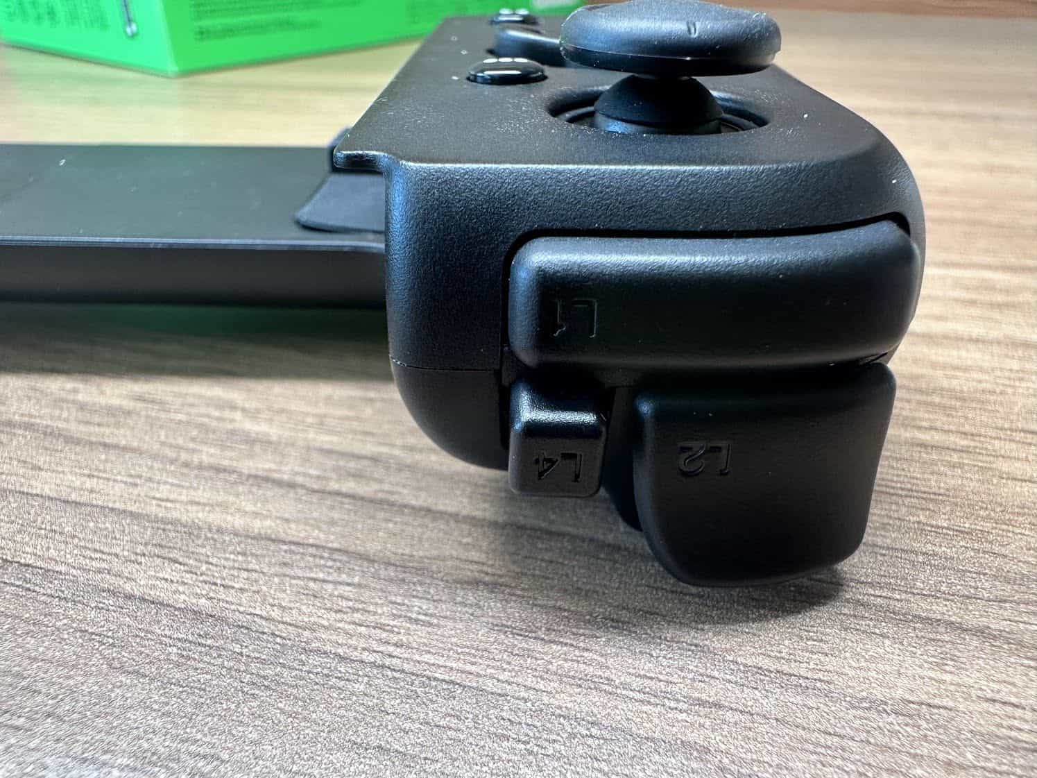 La touche programmable se trouve dans la zone des gachettes