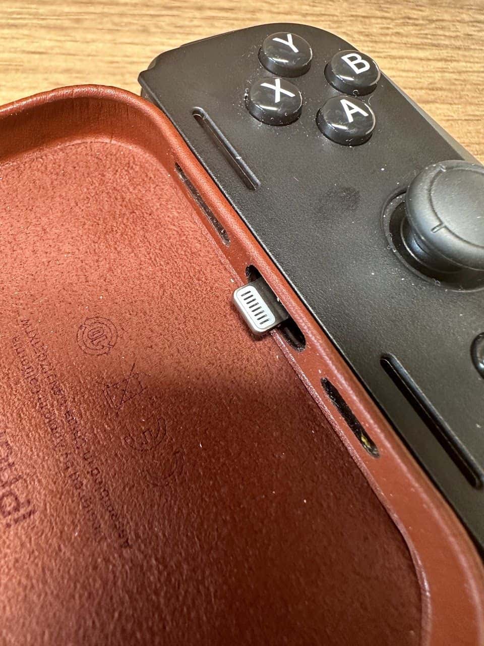 C'est un peu trop court pour utiliser la manette avec sa pochette officielle