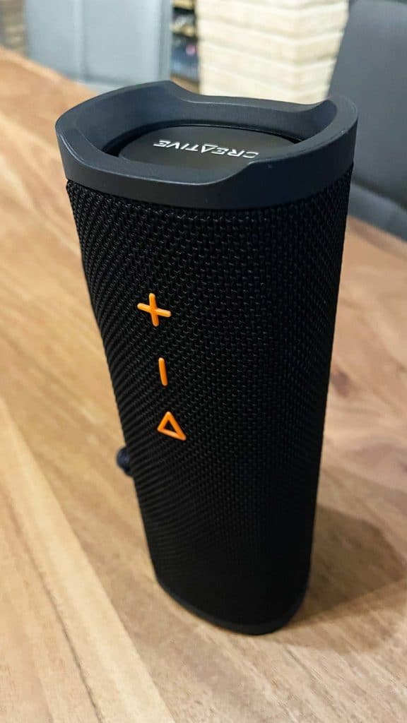 La Creative MUVO Go débout sur une table