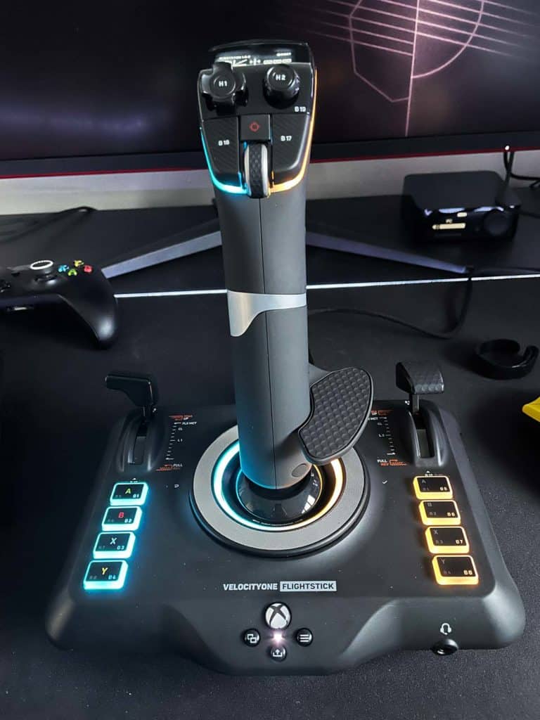 Le Turtle Beach VelocityOne Flightstick posé sur un bureau