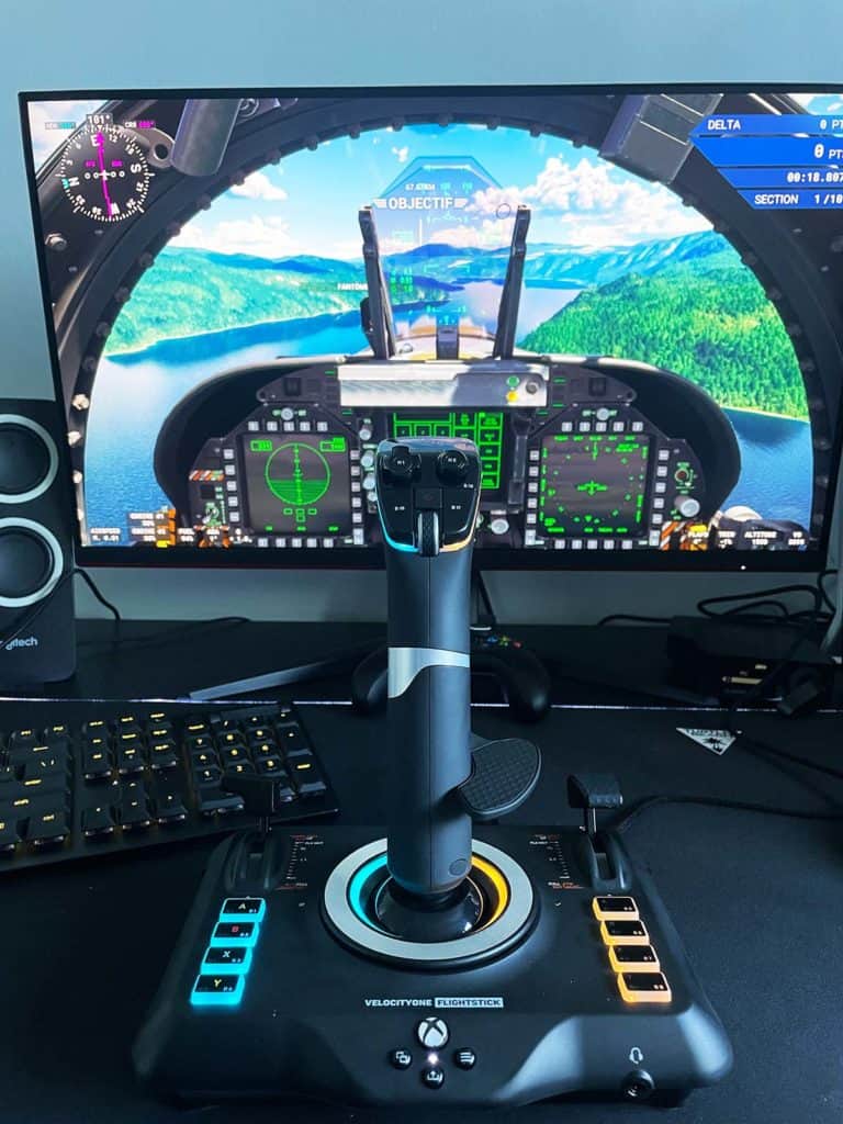 Le Turtle Beach VelocityOne Flightstick devant Flight Simulator 2020