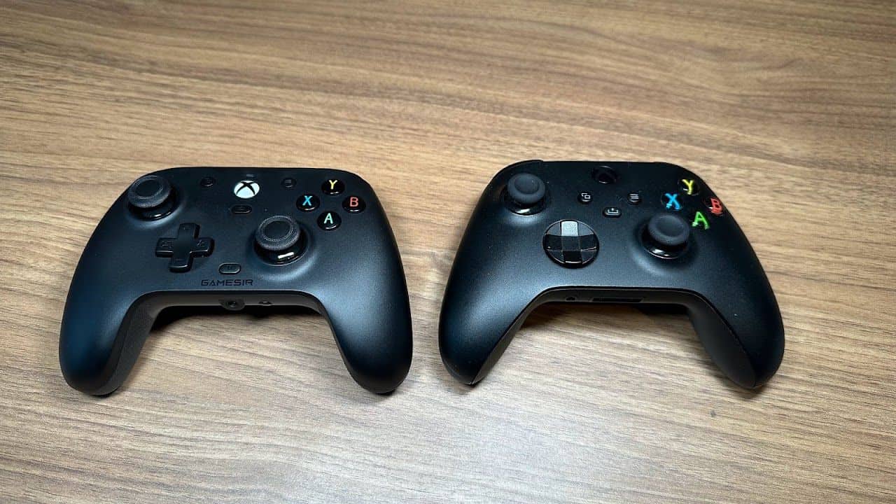 Gamesir G7 à coté de la manette Xbox