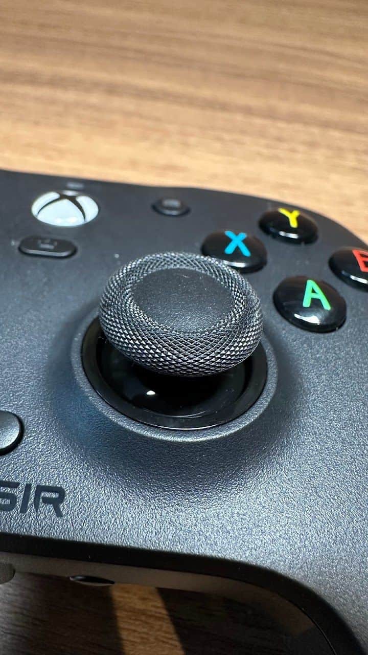 Gamesir G7 : Le stick rugueux est vraiment très agréable