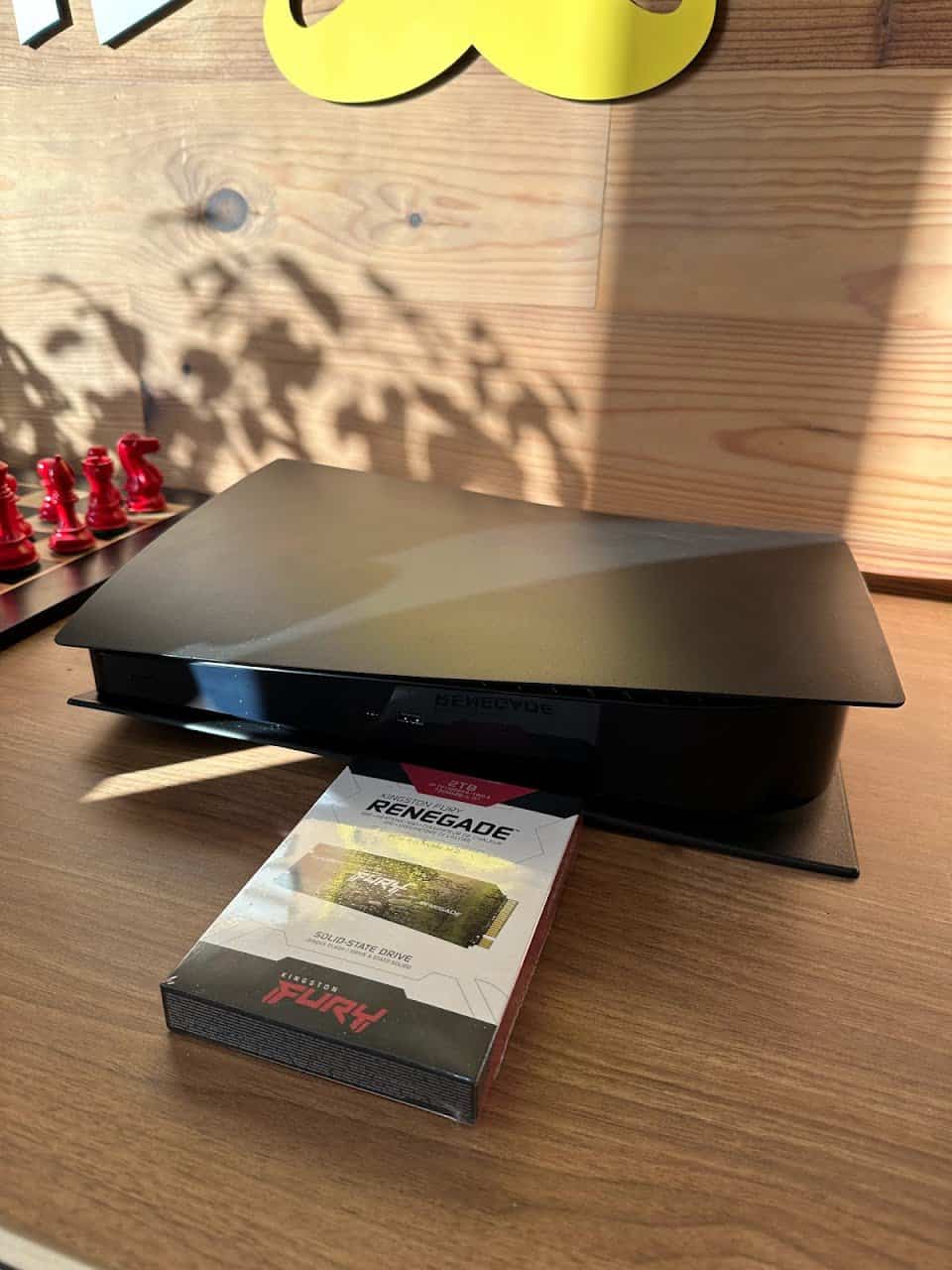 Voici ma PS5 toute noire, prête à recevoir son nouveau SSD Kingston