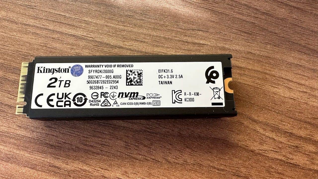 Une vue de dessous du SSD Kingston