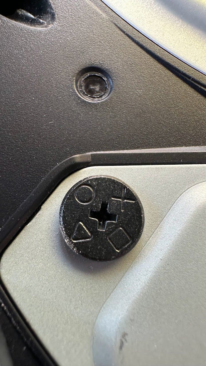 J'en profite pour vous partager ce petit détail sur les vis de la PS5 avec les icones de la marque !