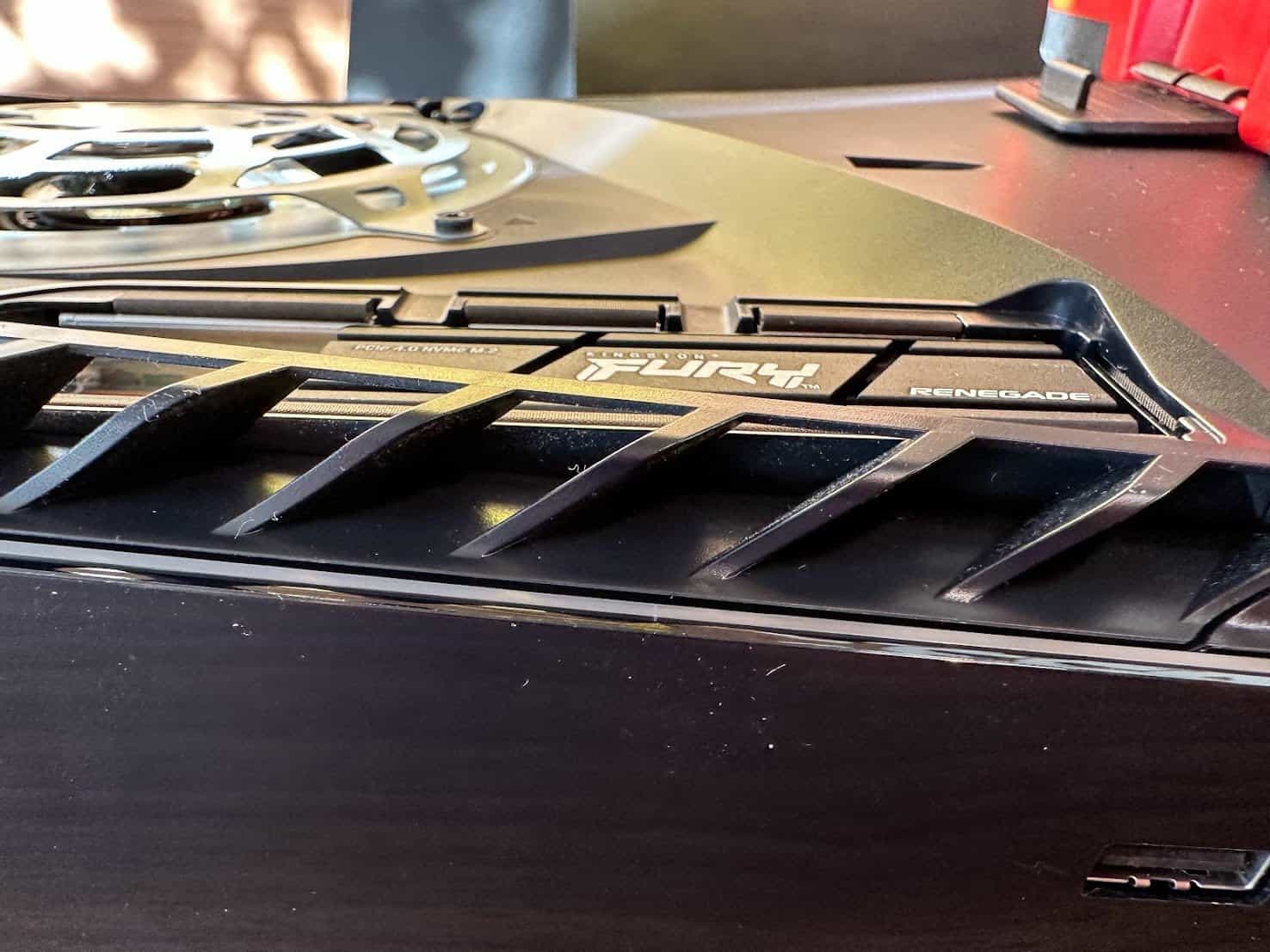 Rien ne dépasse sur la hauteur, c'est vraiment pensé pour la console