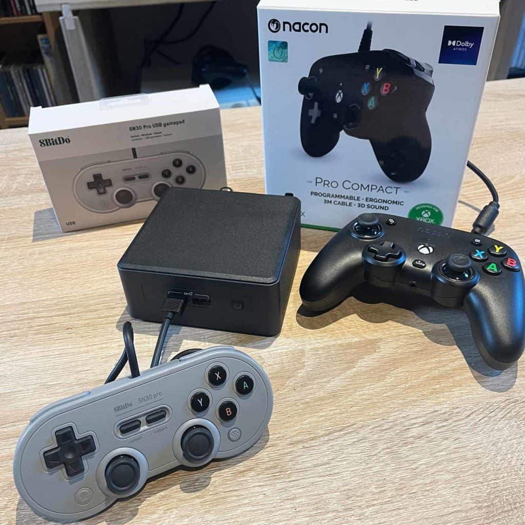 La Retrobox 4 et des manettes