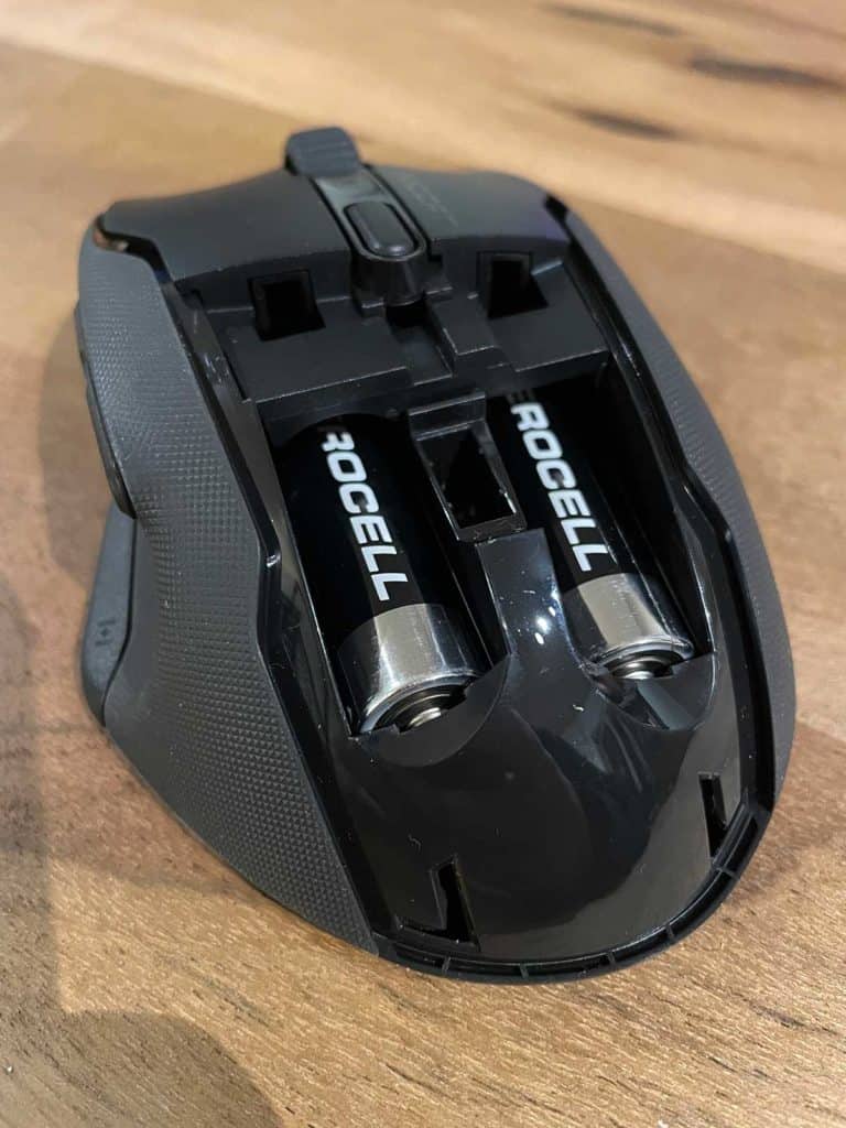 Gros plan sur les piles de la Roccat Kone Air