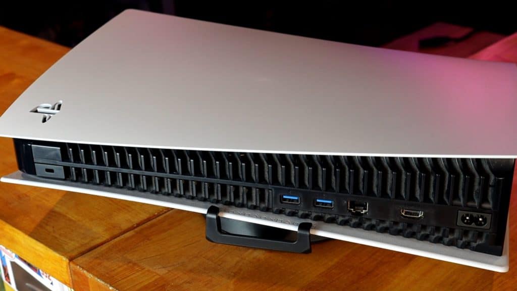 ps5 couchée avec position des crochets