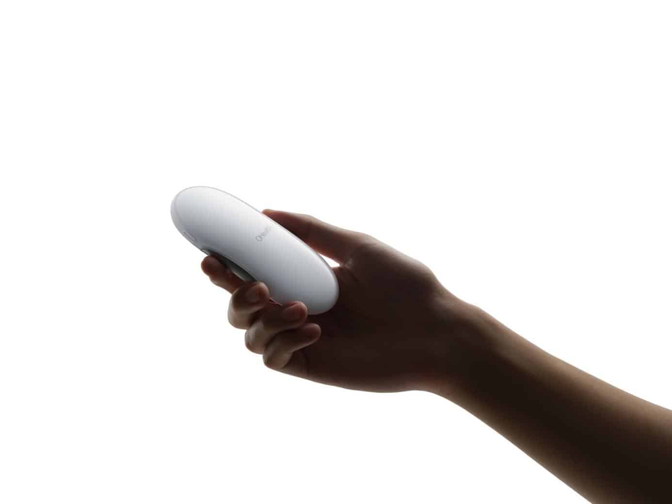 Une image contenant télécommande, main
Description générée automatiquement