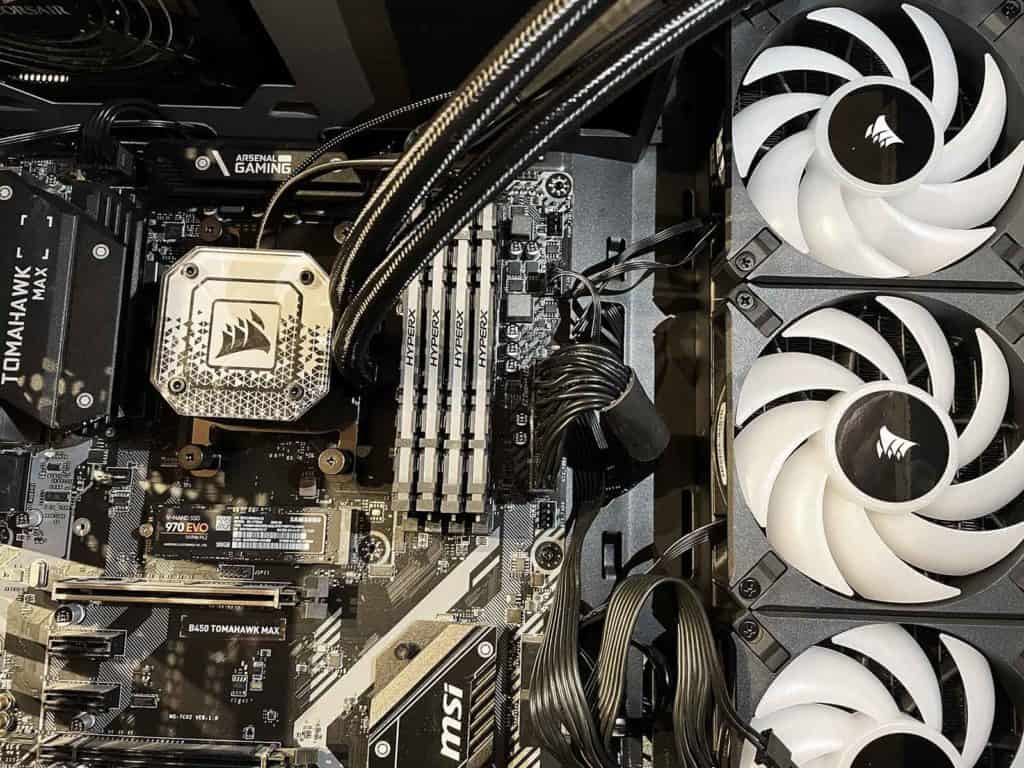 Le Corsair H150i Elite Capellix XT installé dans un PC