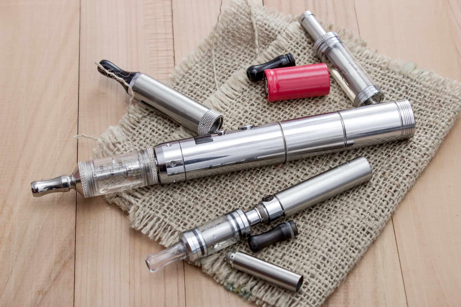 Voici un kit classique de cigarette électronique fonctionnant avec des e-liquides