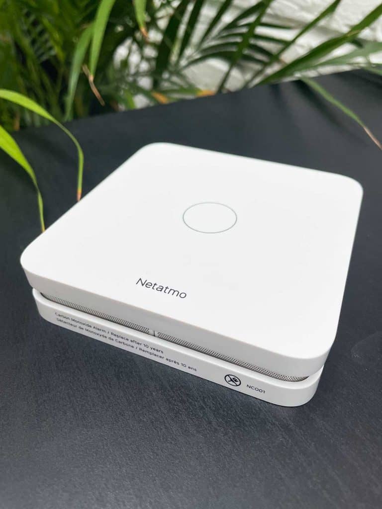 Le Détecteur de Monoxyde de Carbone Intelligent Netatmo posé sur une table