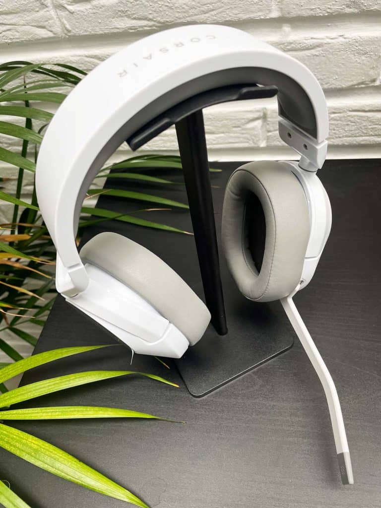 Le Corsair HS55 Wireless posé sur un support