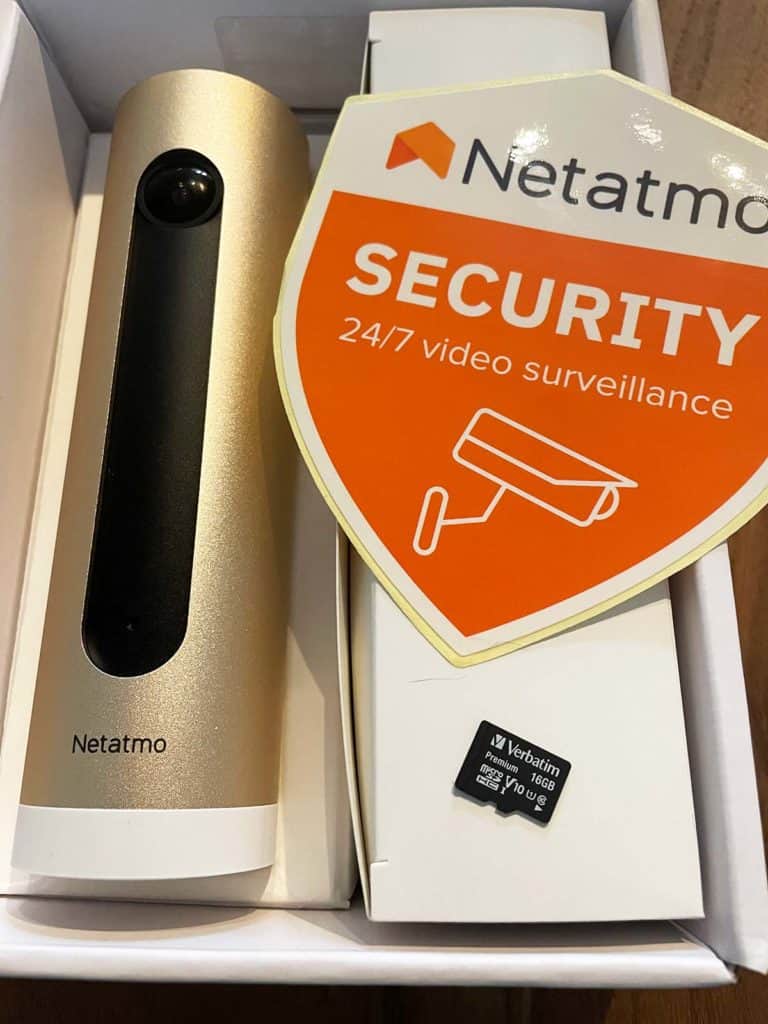 La Netatmo Smart Indoor Camera dans sa boîte avec ses accessoires