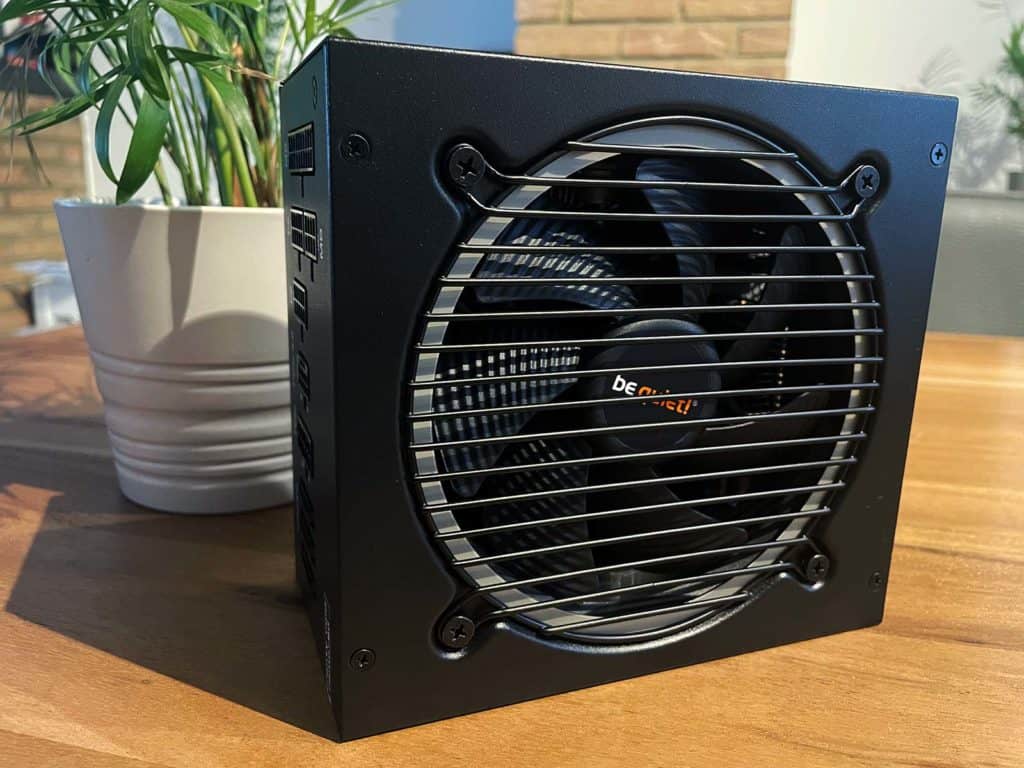 La be quiet! Pure Power 12 M posée sur une table