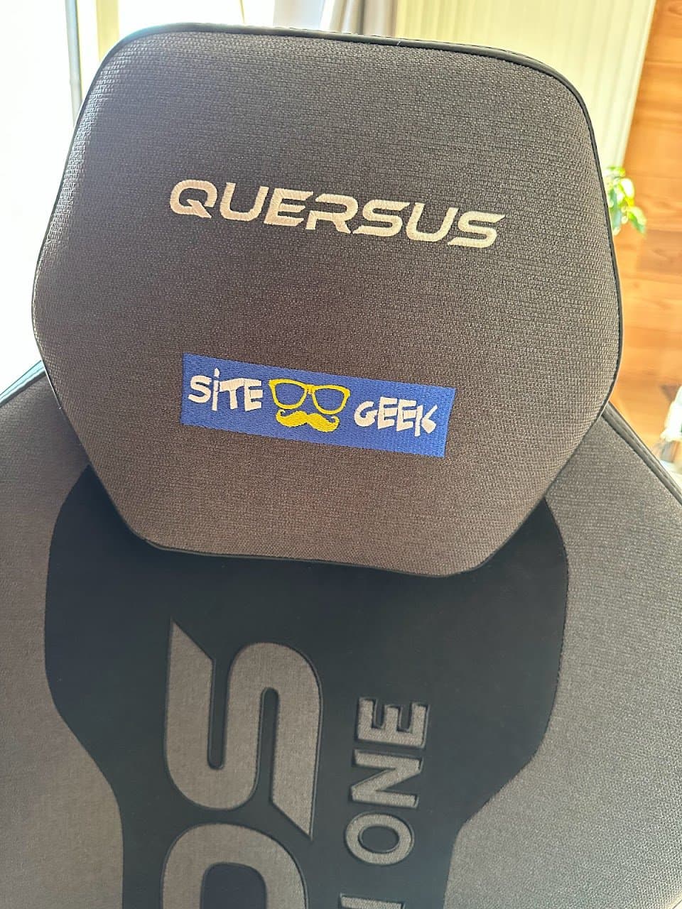 Personalisation chaise Quersus : J'ai donné un logo avec un fond bleu et du texte, rien que le visage aurait été plus chouette