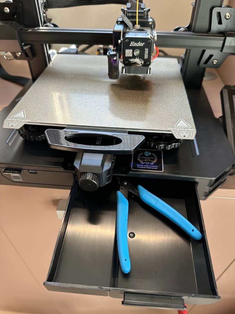 Creality Ender 3 S1 Pro - un petit emplacement pour placer ses outils