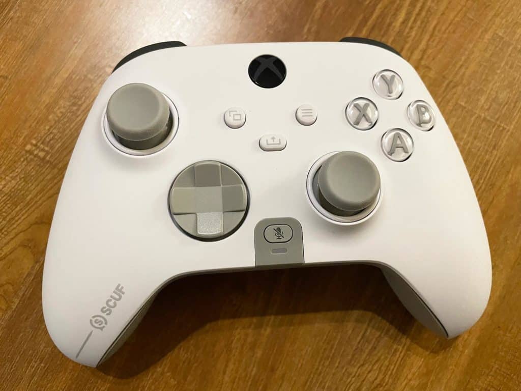 La SCUF Instinct Pro posée sur une table