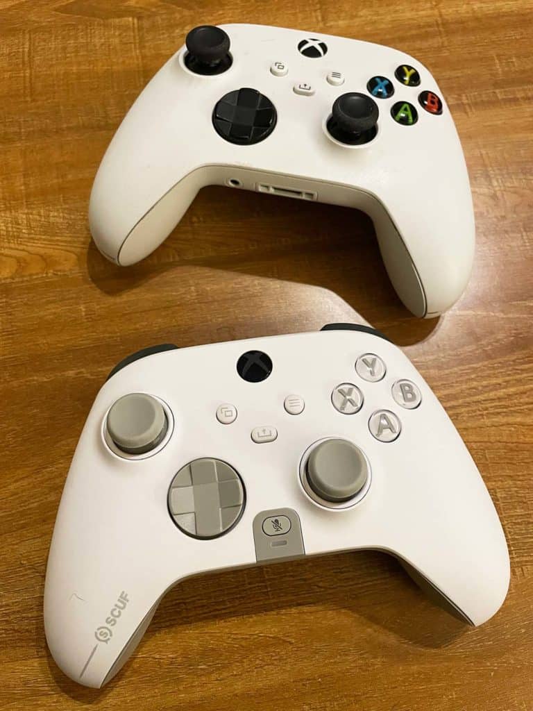 La SCUF Instinct Pro posée à côté d'une manette Xbox