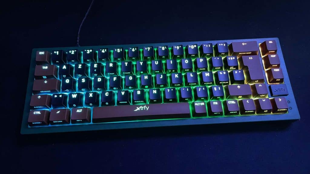 Le Xtrfy K5 RGB Compact allumé et posé sur un bureau